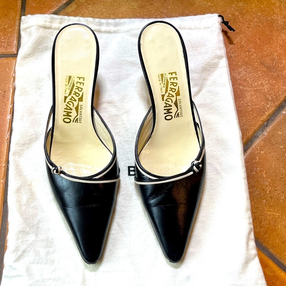 Vintage Salvatore Ferragamo Italian leather kitten heel pump